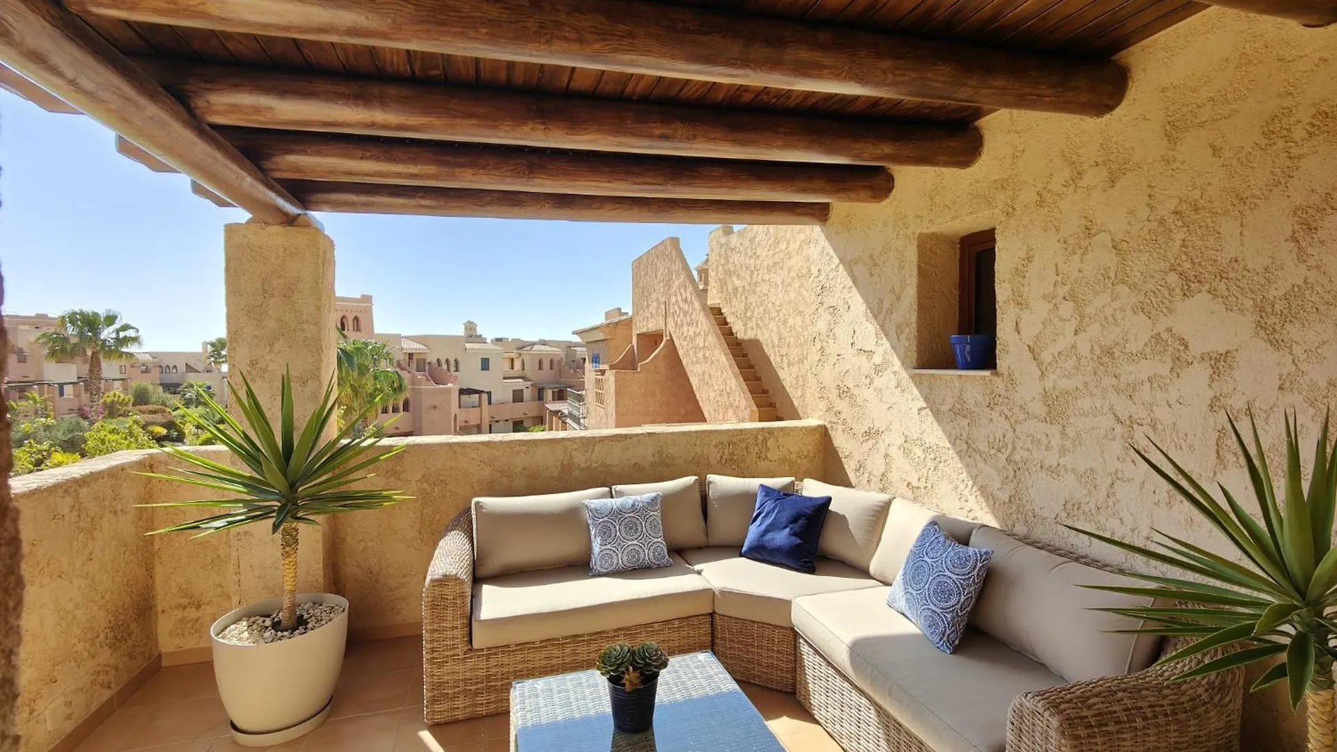 Attic Apartment In Vera Beach With Wifi And Air-Conditioning